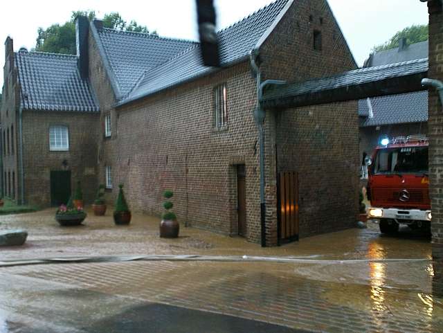 Burghof unter Wasser