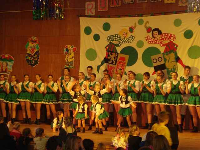 Tanzgruppen in Buir