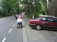 Rollstuhl auf der Straße