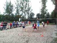 Beach-Volleyball auf dem Sportplatz